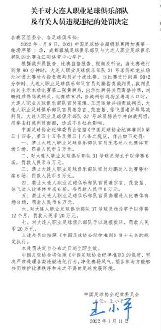 江疏影在电影中饰演的张嘉怡是一位不折不扣的吃货，善于寻找各种奇妙的美食来治愈枯燥的生活